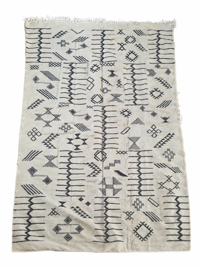 Symbol Field, Wide - A wider field of scattered Amazigh symbols.